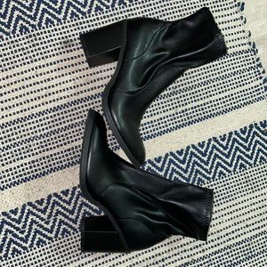 Black zippered heeled boots size 7 only worn a couple times